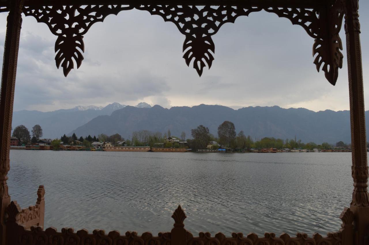 Отель Wangnoo Heritage Houseboats Сринагар Экстерьер фото