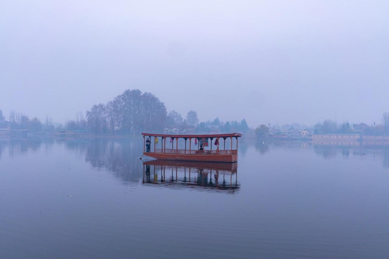 Отель Wangnoo Heritage Houseboats Сринагар Экстерьер фото